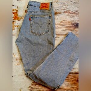 Levi’s 501 Classic Straight Cut Jeans
28x28
Blue wash button up